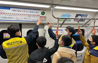 전철에 사람들이 타고있는 사진