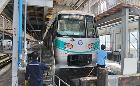 전동차 청소하는 사진